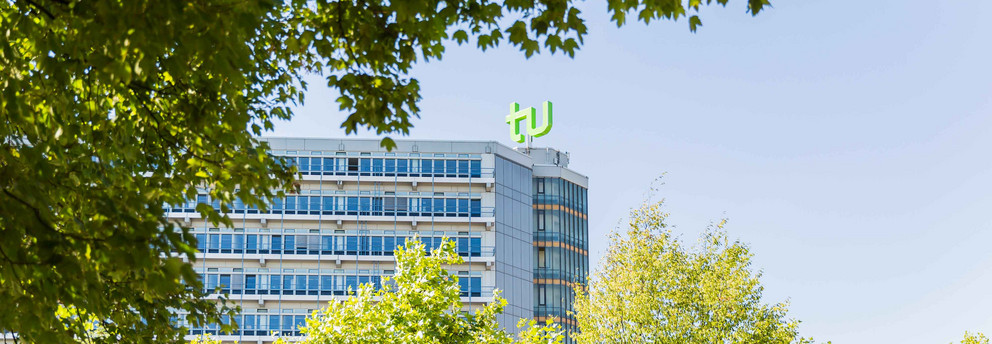 Mathetower umrahmt von Bäumen Mathetower umrahmt von Bäumen